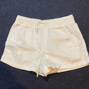 NWT Women’s white Gap Shorts